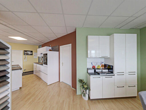 Die beliebten weißen Küchenfronten lassen sich durch eine individuelle Farbgestaltung der Wände aufwerten.